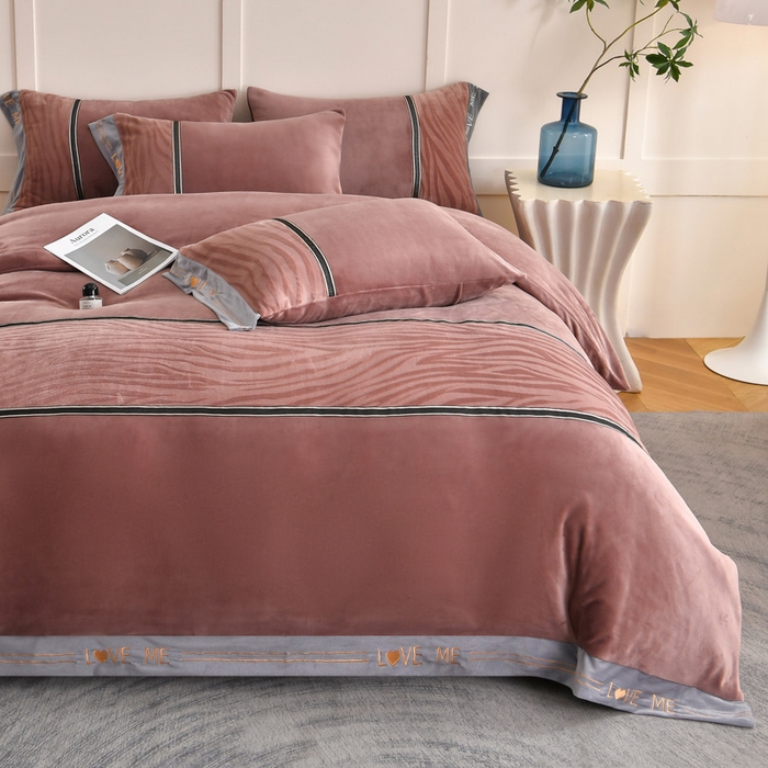 91家纺网 家纺一手货源 找家纺 妮恒美家纺 2025新款刺绣婴儿绒工艺四件套-艾琳系列 艾琳-陨石拿铁