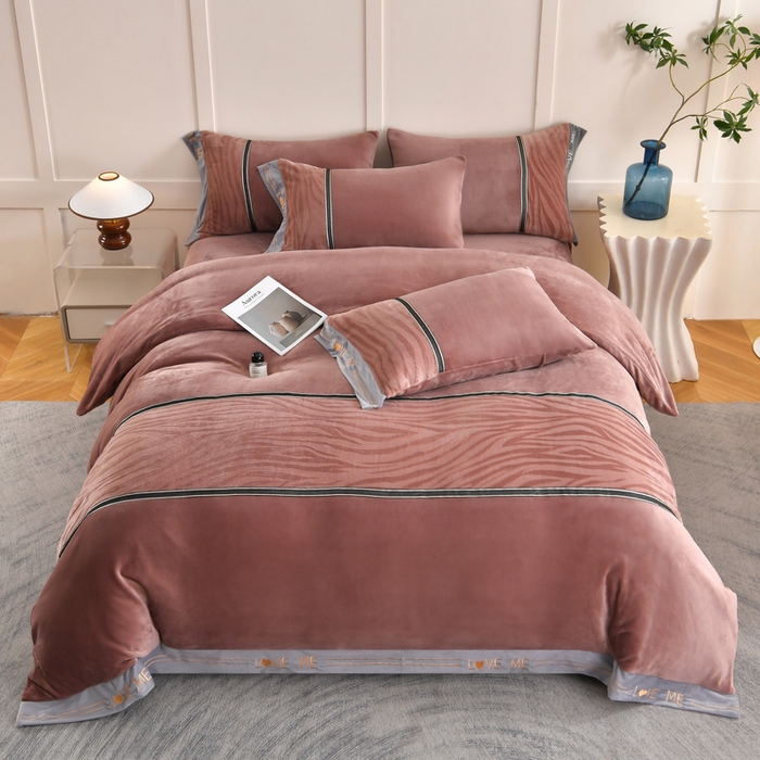 91家纺网 家纺一手货源 找家纺 妮恒美家纺 2025新款刺绣婴儿绒工艺四件套-艾琳系列 艾琳-陨石拿铁