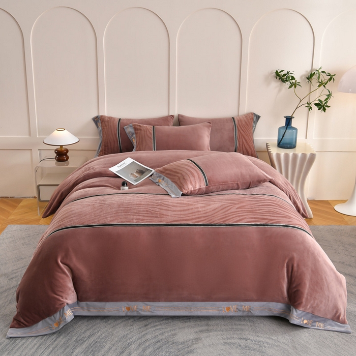 91家纺网 家纺一手货源 找家纺 妮恒美家纺 2025新款刺绣婴儿绒工艺四件套-艾琳系列 艾琳-陨石拿铁