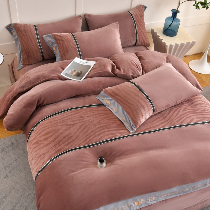 91家纺网 家纺一手货源 找家纺 妮恒美家纺 2025新款刺绣婴儿绒工艺四件套-艾琳系列 艾琳-陨石拿铁