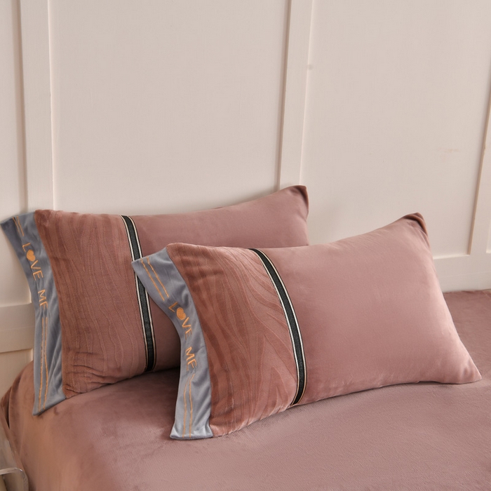 91家纺网 家纺一手货源 找家纺 妮恒美家纺 2025新款刺绣婴儿绒工艺四件套-艾琳系列 艾琳-陨石拿铁