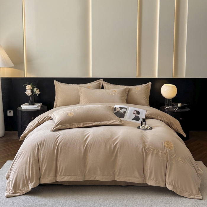 91家纺网 家纺一手货源 找家纺 鸿织源2025新款-茶颜系列 宝宝绒宽边四件套 茶颜-香槟咖