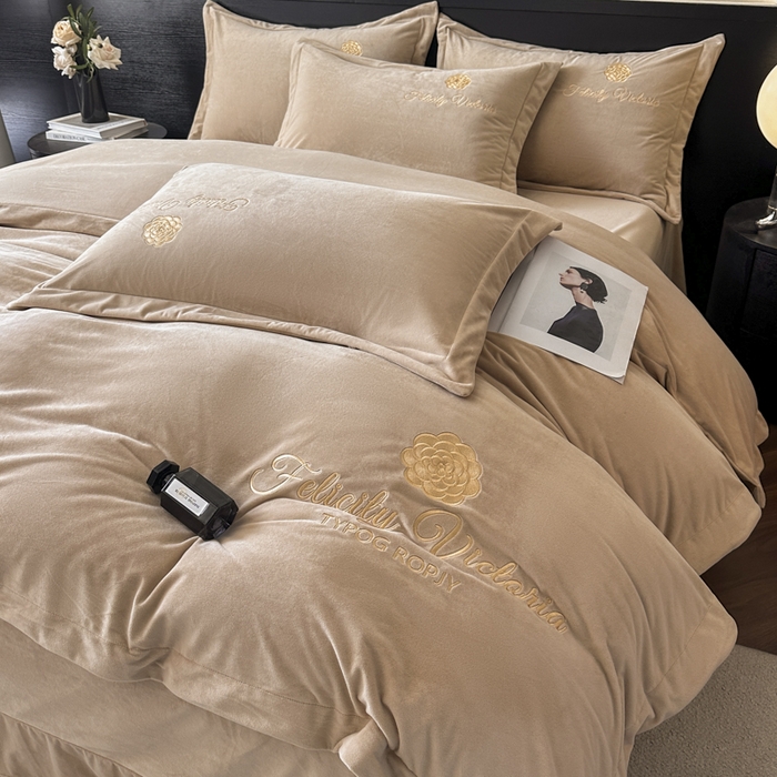 91家纺网 家纺一手货源 找家纺 鸿织源2025新款-茶颜系列 宝宝绒宽边四件套 茶颜-香槟咖