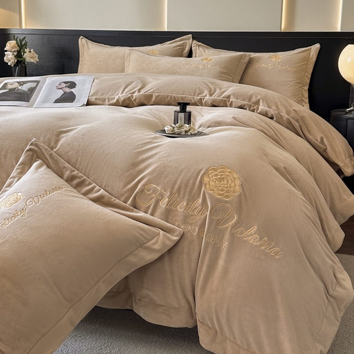 91家纺网 家纺一手货源 找家纺 鸿织源2025新款-茶颜系列 宝宝绒宽边四件套 茶颜-香槟咖