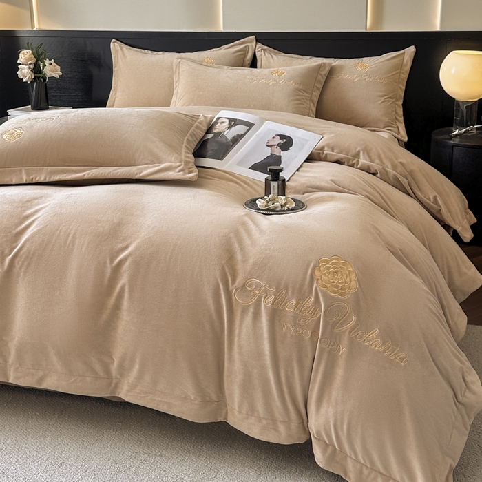 91家纺网 家纺一手货源 找家纺 鸿织源2025新款-茶颜系列 宝宝绒宽边四件套 茶颜-香槟咖