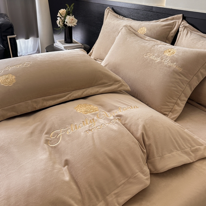 91家纺网 家纺一手货源 找家纺 鸿织源2025新款-茶颜系列 宝宝绒宽边四件套 茶颜-香槟咖