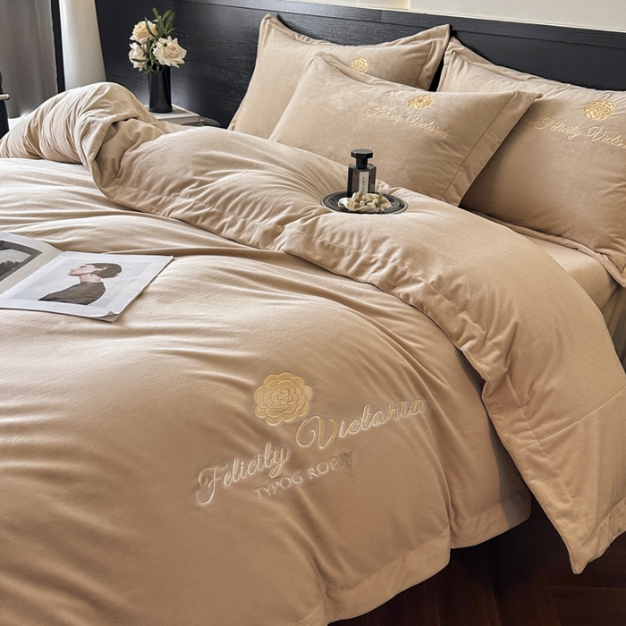 91家纺网 家纺一手货源 找家纺 鸿织源2025新款-茶颜系列 宝宝绒宽边四件套 茶颜-香槟咖