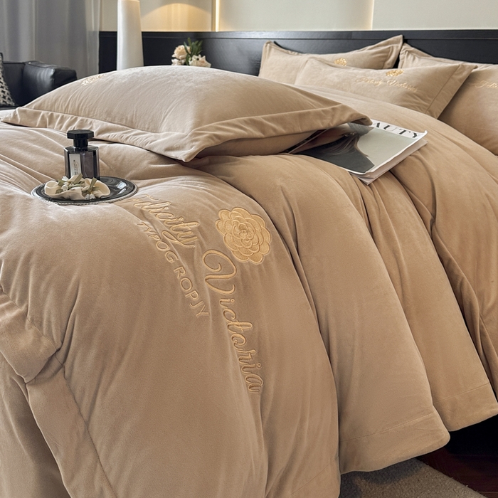 91家纺网 家纺一手货源 找家纺 鸿织源2025新款-茶颜系列 宝宝绒宽边四件套 茶颜-香槟咖