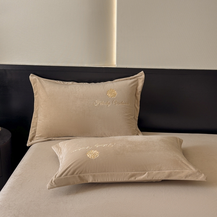 91家纺网 家纺一手货源 找家纺 鸿织源2025新款-茶颜系列 宝宝绒宽边四件套 茶颜-香槟咖