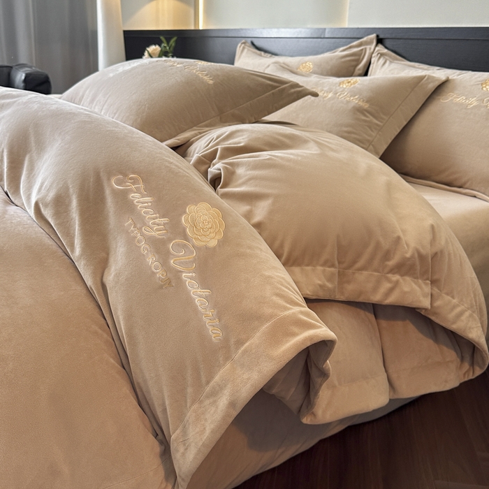 91家纺网 家纺一手货源 找家纺 鸿织源2025新款-茶颜系列 宝宝绒宽边四件套 茶颜-香槟咖