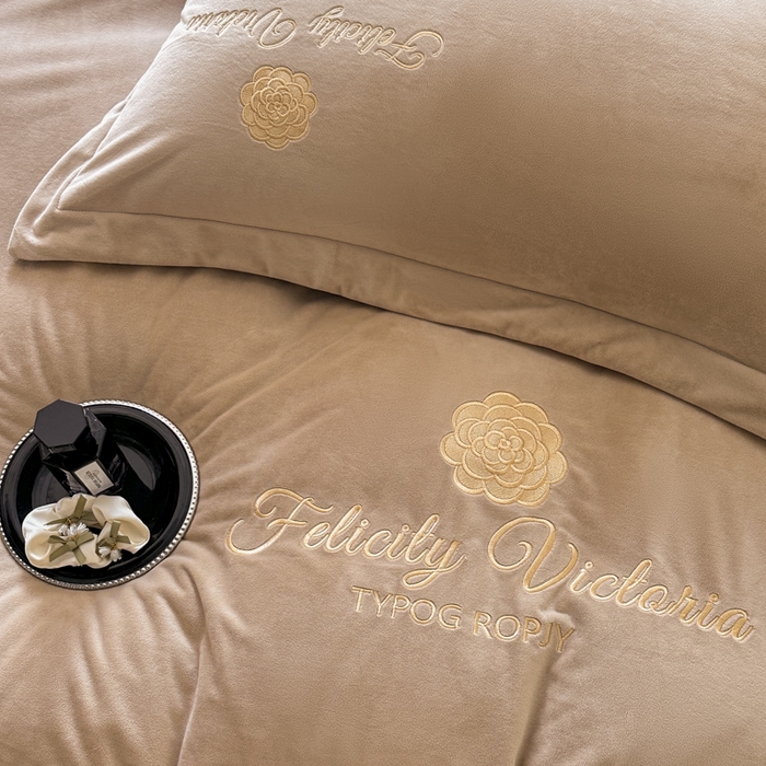 91家纺网 家纺一手货源 找家纺 鸿织源2025新款-茶颜系列 宝宝绒宽边四件套 茶颜-香槟咖