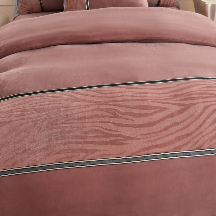 91家纺网 家纺一手货源 找家纺 妮恒美家纺 2025新款刺绣婴儿绒工艺四件套-艾琳系列 艾琳-陨石拿铁