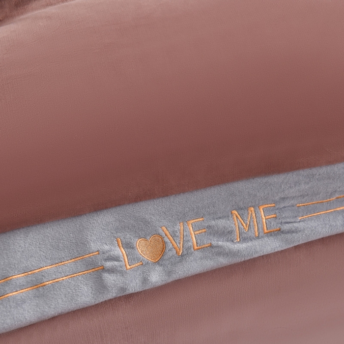 91家纺网 家纺一手货源 找家纺 妮恒美家纺 2025新款刺绣婴儿绒工艺四件套-艾琳系列 艾琳-陨石拿铁