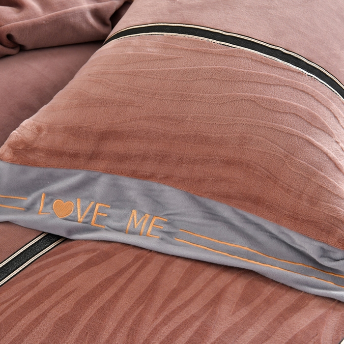 91家纺网 家纺一手货源 找家纺 妮恒美家纺 2025新款刺绣婴儿绒工艺四件套-艾琳系列 艾琳-陨石拿铁