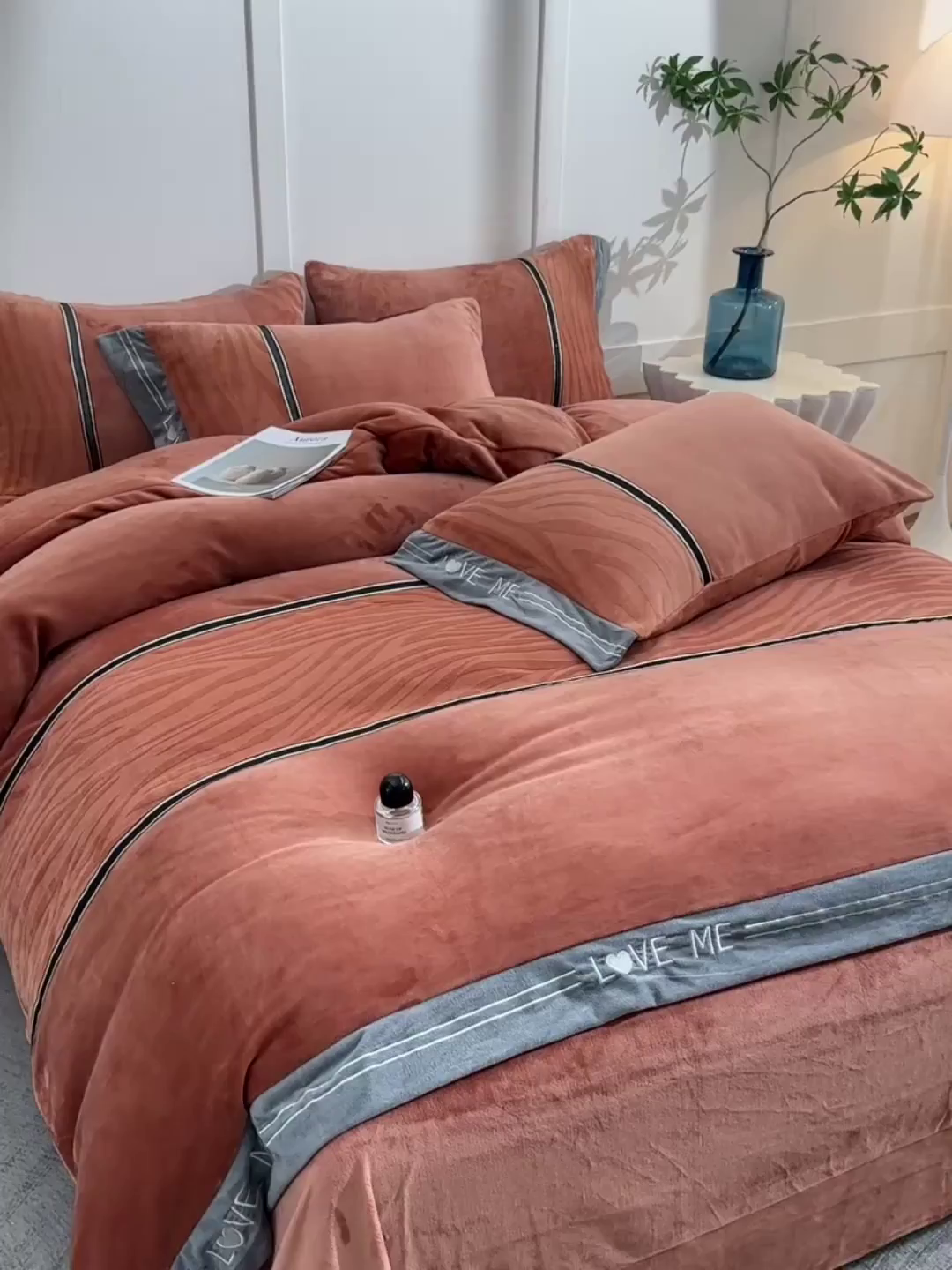 91家纺网 家纺一手货源 找家纺 妮恒美家纺 2025新款刺绣婴儿绒工艺四件套-艾琳系列 艾琳-陨石拿铁