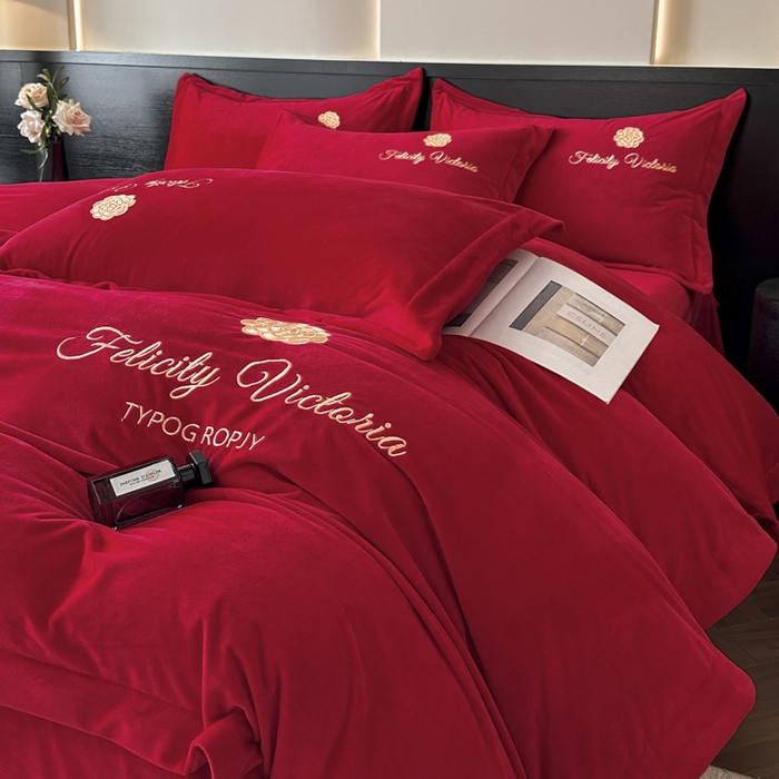 91家纺网 家纺一手货源 找家纺 鸿织源2025新款-茶颜系列 宝宝绒宽边四件套 茶颜-中国红