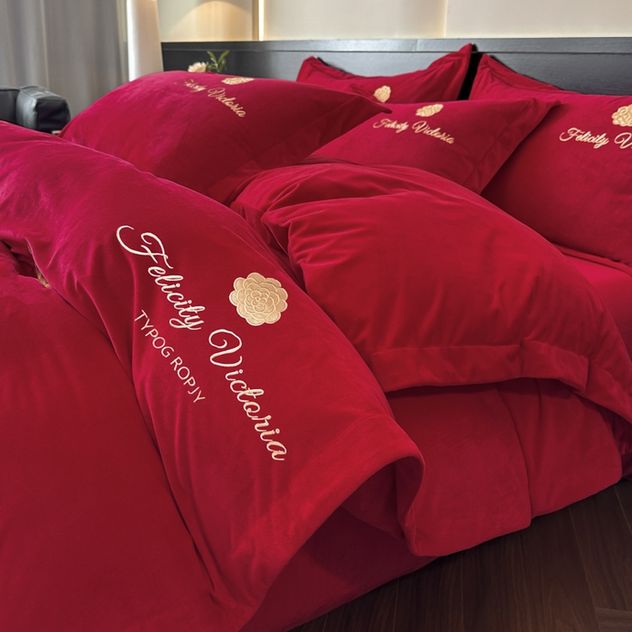 91家纺网 家纺一手货源 找家纺 鸿织源2025新款-茶颜系列 宝宝绒宽边四件套 茶颜-中国红