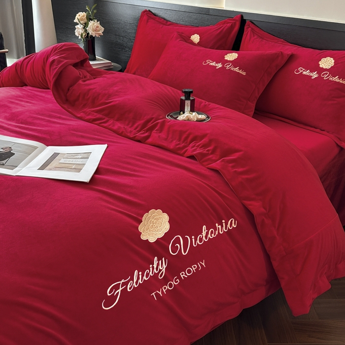 91家纺网 家纺一手货源 找家纺 鸿织源2025新款-茶颜系列 宝宝绒宽边四件套 茶颜-中国红