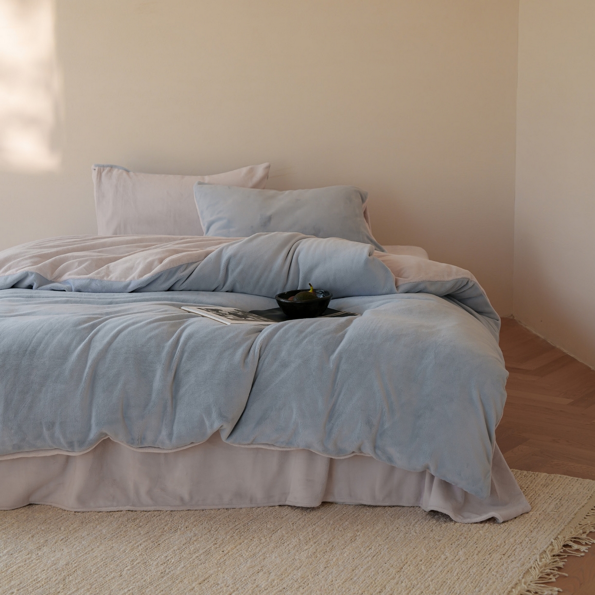 91家纺网 家纺一手货源 找家纺 简纯主义 2025新款撞色牛奶绒那不勒斯系列四件套 浅云蓝