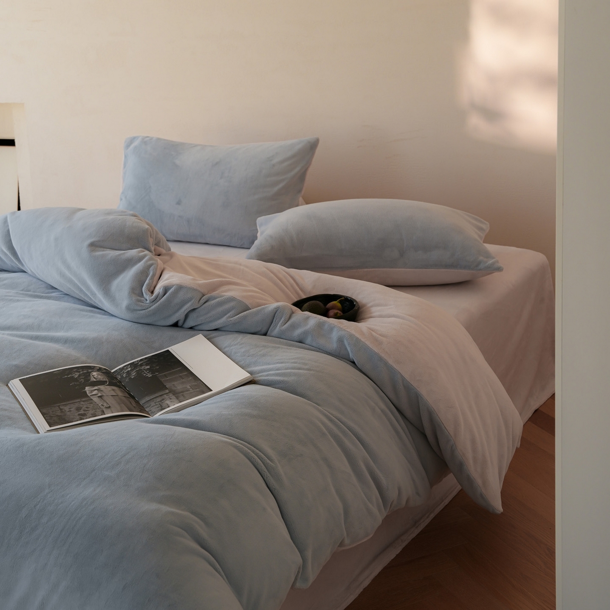 91家纺网 家纺一手货源 找家纺 简纯主义 2025新款撞色牛奶绒那不勒斯系列四件套 浅云蓝