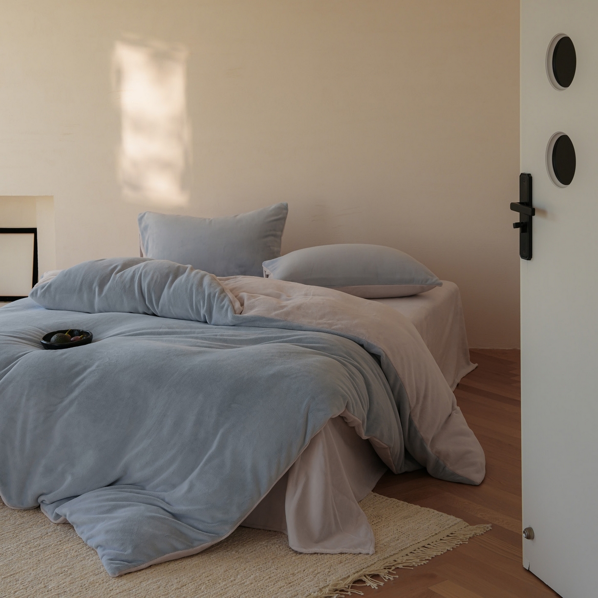 91家纺网 家纺一手货源 找家纺 简纯主义 2025新款撞色牛奶绒那不勒斯系列四件套 浅云蓝