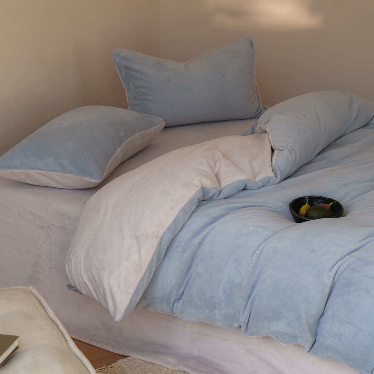 91家纺网 家纺一手货源 找家纺 简纯主义 2025新款撞色牛奶绒那不勒斯系列四件套 浅云蓝