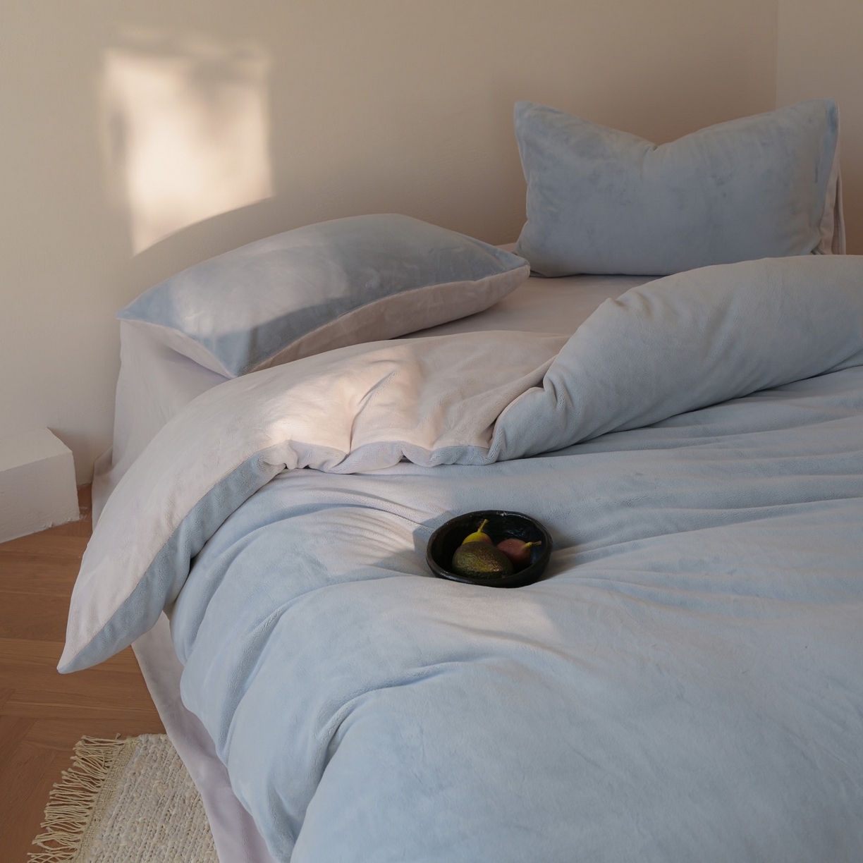 91家纺网 家纺一手货源 找家纺 简纯主义 2025新款撞色牛奶绒那不勒斯系列四件套 浅云蓝