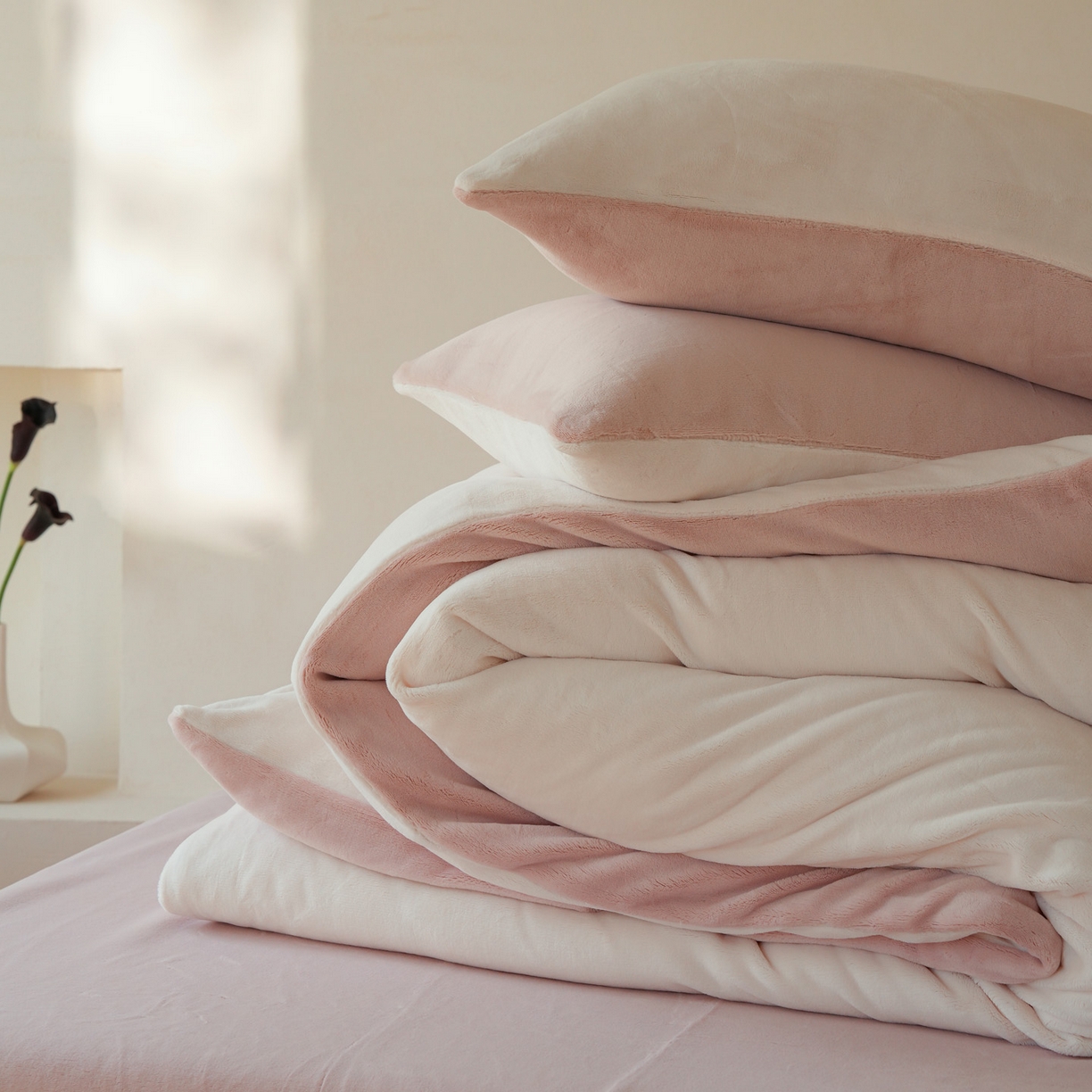 91家纺网 家纺一手货源 找家纺 简纯主义 2025新款撞色牛奶绒那不勒斯系列四件套 仙仙粉