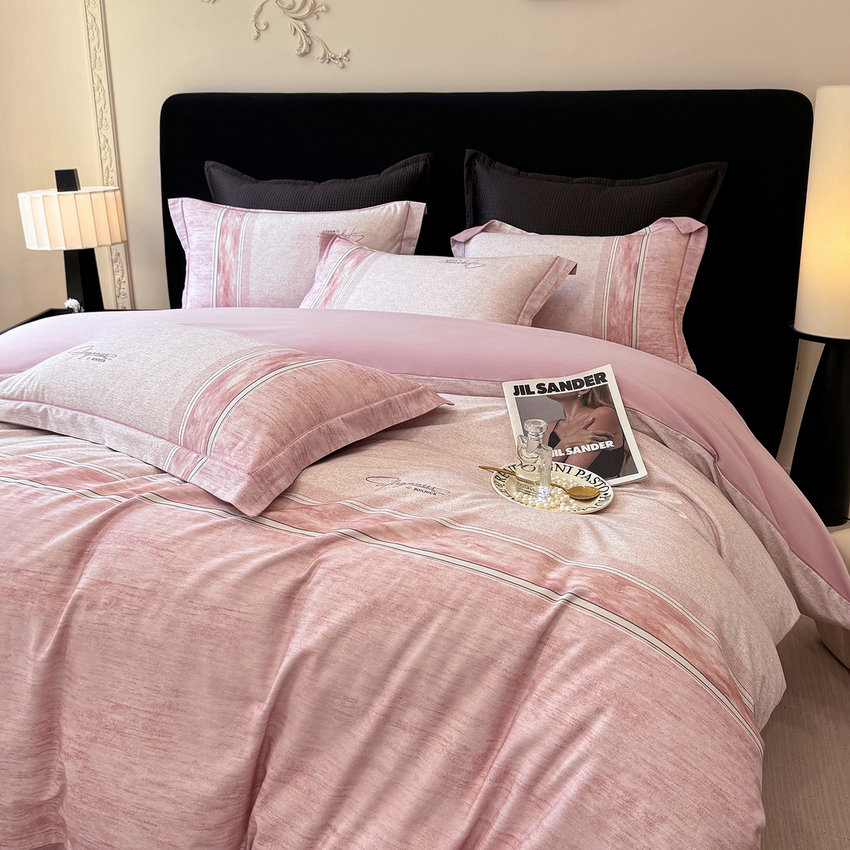 91家纺网 家纺一手货源 找家纺 星座家纺 2025秋冬新款全棉磨毛数码印花四件套 枕月织梦-粉