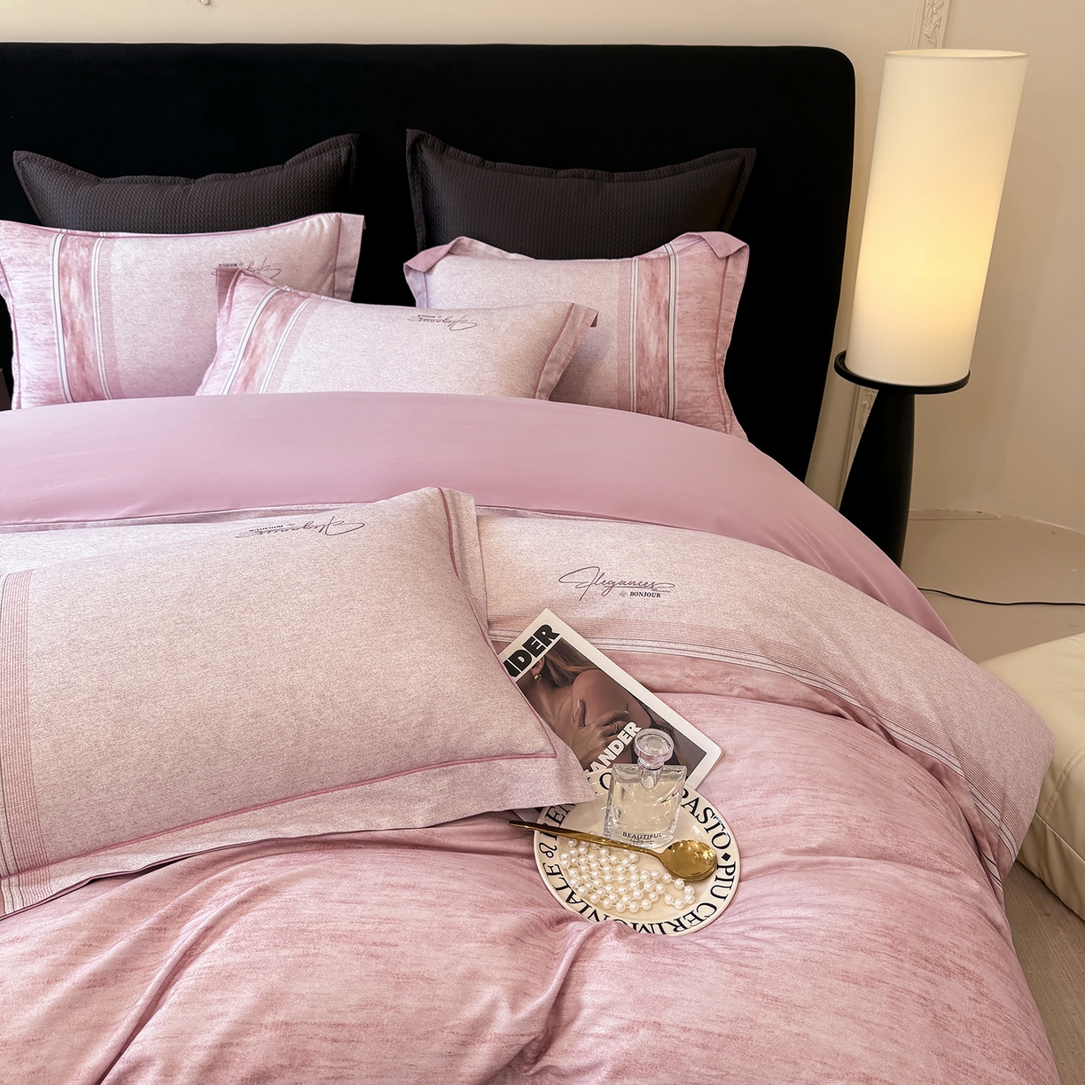 91家纺网 家纺一手货源 找家纺 星座家纺 2025秋冬新款全棉磨毛数码印花四件套 枕月织梦-粉