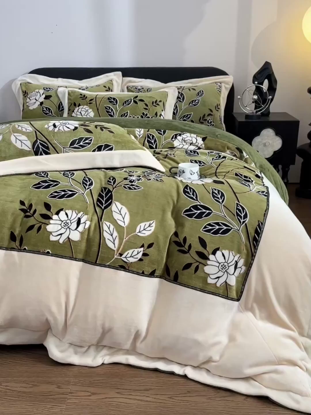 91家纺网 家纺一手货源 找家纺 （总）妮恒美家纺 2025新款高克重雕花牛奶绒大拼角四件套-知秋系列