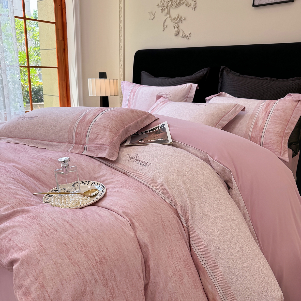 91家纺网 家纺一手货源 找家纺 星座家纺 2025秋冬新款全棉磨毛数码印花四件套 枕月织梦-粉