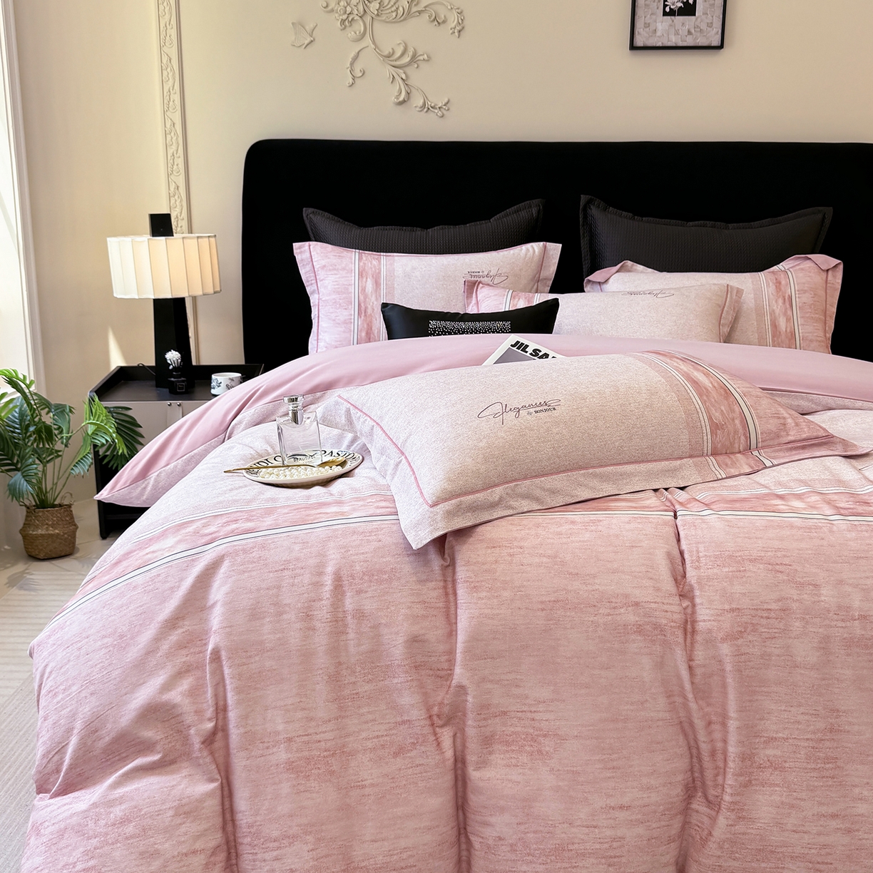 91家纺网 家纺一手货源 找家纺 星座家纺 2025秋冬新款全棉磨毛数码印花四件套 枕月织梦-粉