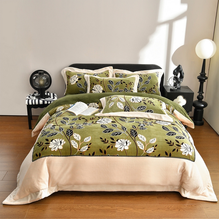 91家纺网 家纺一手货源 找家纺 （总）妮恒美家纺 2025新款高克重雕花牛奶绒大拼角四件套-知秋系列