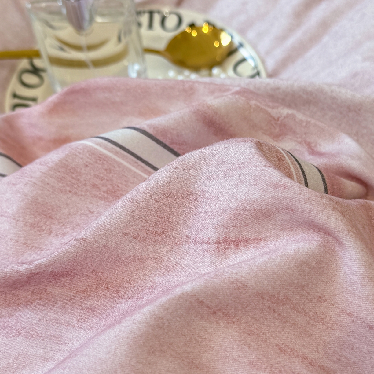 91家纺网 家纺一手货源 找家纺 星座家纺 2025秋冬新款全棉磨毛数码印花四件套 枕月织梦-粉