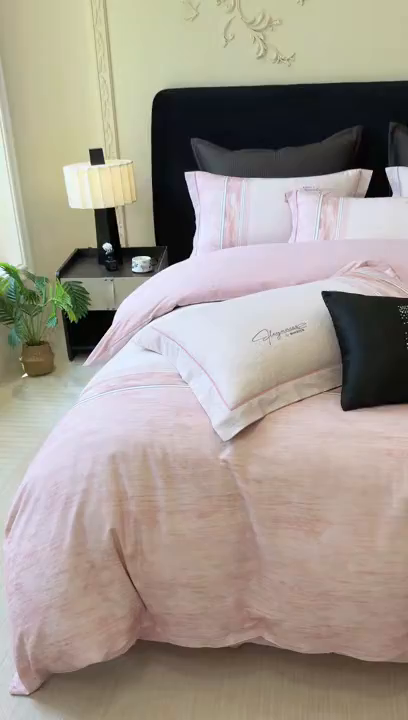 91家纺网 家纺一手货源 找家纺 星座家纺 2025秋冬新款全棉磨毛数码印花四件套 枕月织梦-粉