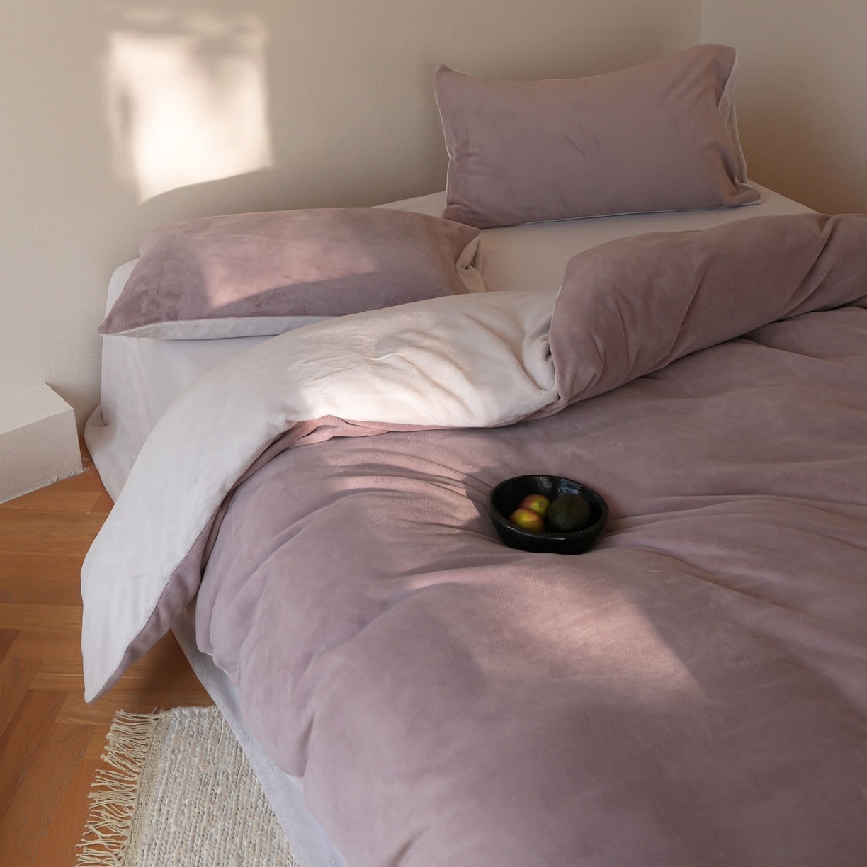 91家纺网 家纺一手货源 找家纺 简纯主义 2025新款撞色牛奶绒那不勒斯系列四件套 芋泥