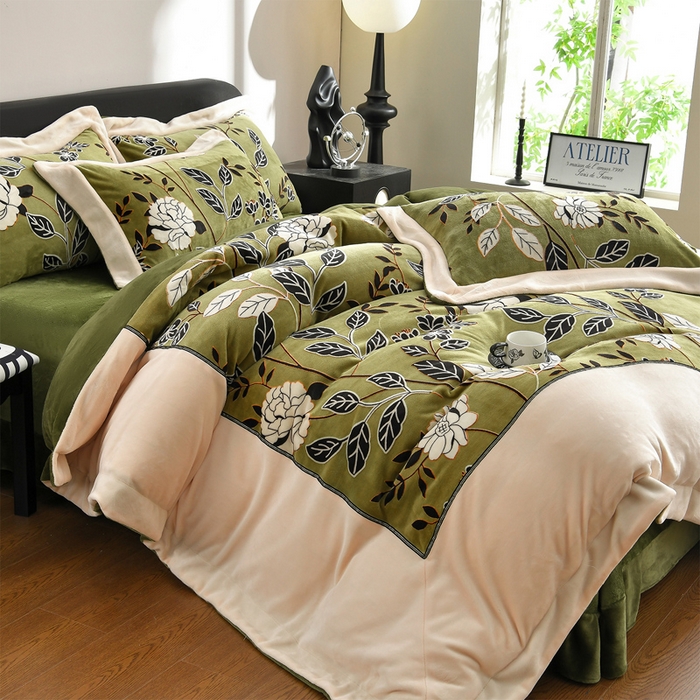 91家纺网 家纺一手货源 找家纺 （总）妮恒美家纺 2025新款高克重雕花牛奶绒大拼角四件套-知秋系列