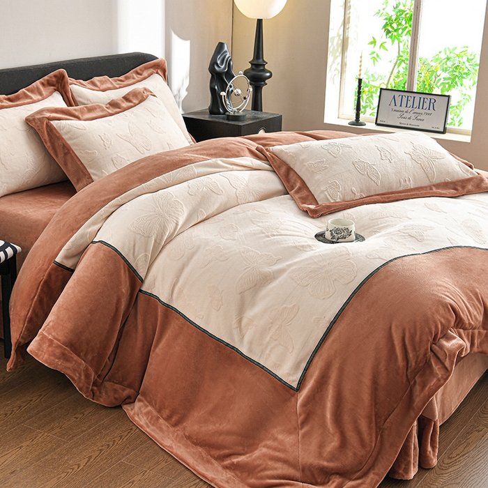 91家纺网 家纺一手货源 找家纺 （总）妮恒美家纺 2025新款高克重雕花牛奶绒大拼角四件套-知秋系列