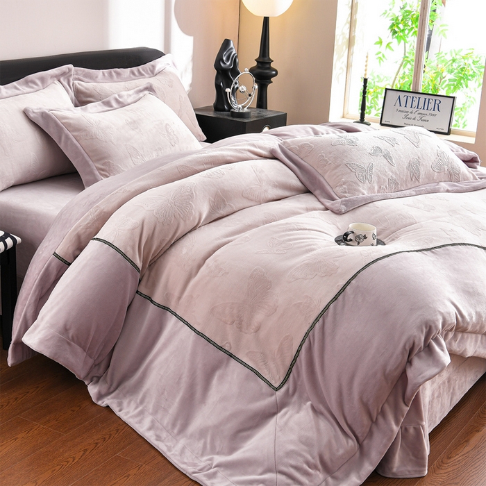 91家纺网 家纺一手货源 找家纺 （总）妮恒美家纺 2025新款高克重雕花牛奶绒大拼角四件套-知秋系列