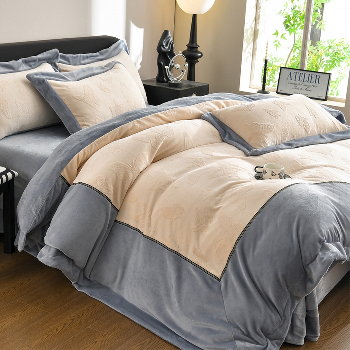 91家纺网 家纺一手货源 找家纺 （总）妮恒美家纺 2025新款高克重雕花牛奶绒大拼角四件套-知秋系列