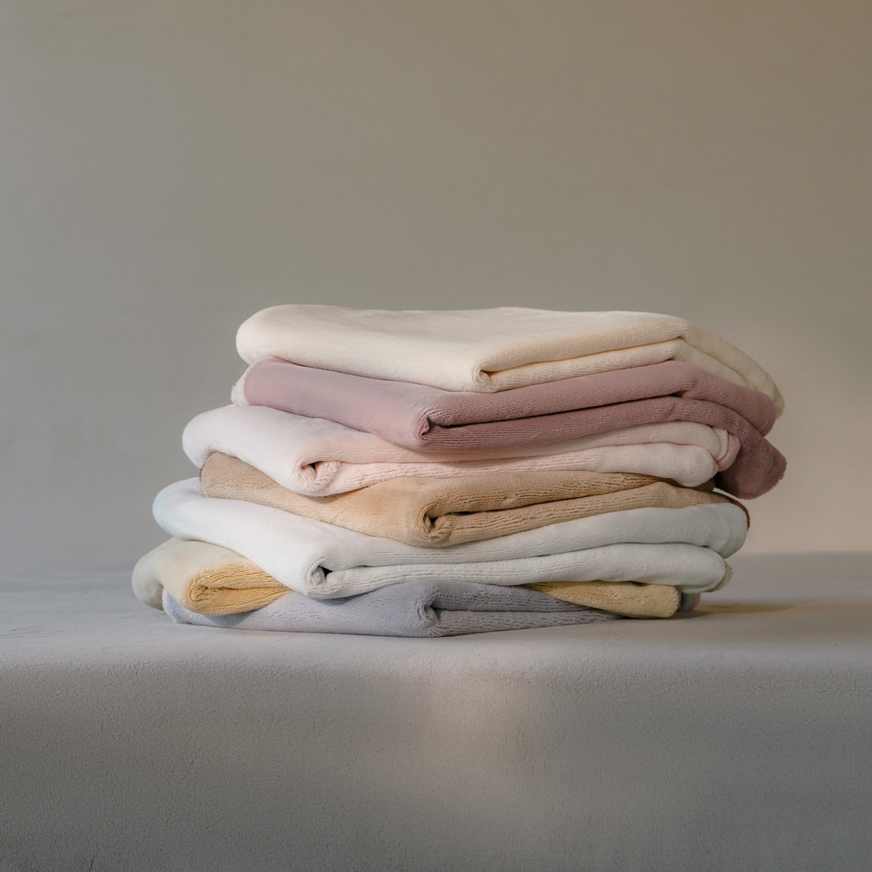 91家纺网 家纺一手货源 找家纺 简纯主义 2025新款撞色牛奶绒那不勒斯系列四件套 组合