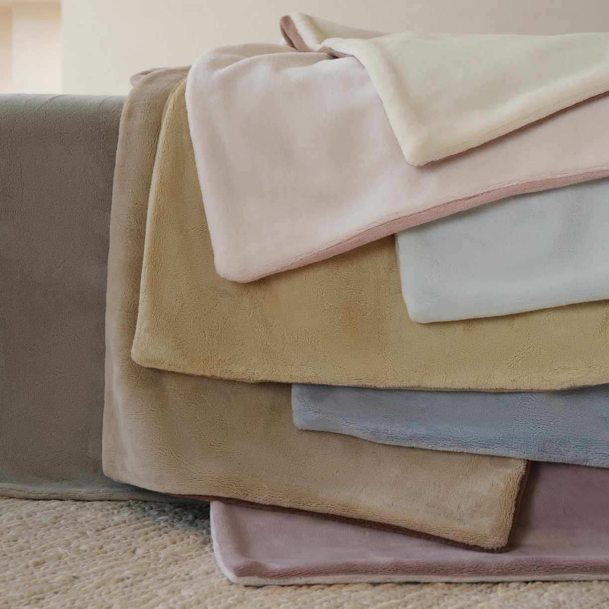 91家纺网 家纺一手货源 找家纺 简纯主义 2025新款撞色牛奶绒那不勒斯系列四件套 组合