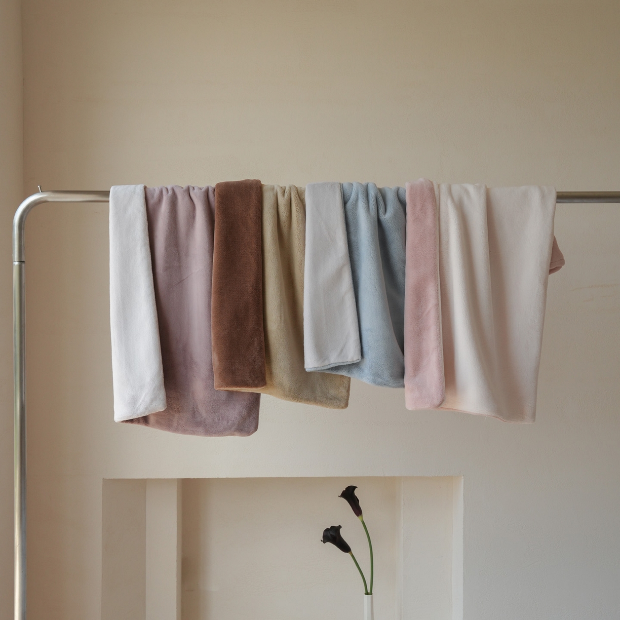 91家纺网 家纺一手货源 找家纺 简纯主义 2025新款撞色牛奶绒那不勒斯系列四件套 组合