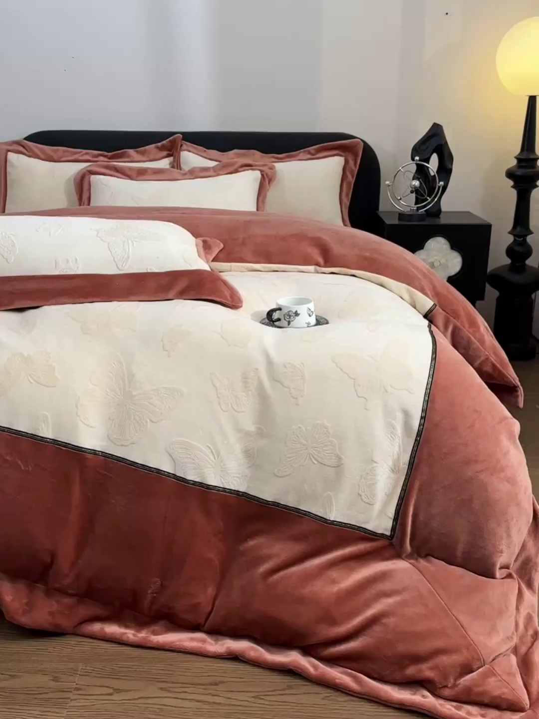 91家纺网 家纺一手货源 找家纺 妮恒美家纺 2025新款高克重婴儿绒四件套-知秋系列 蝶恋-焦糖