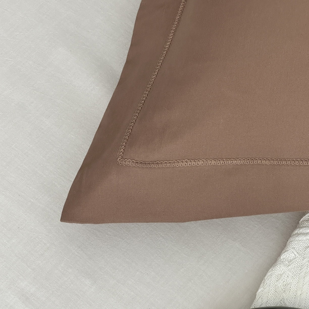 91家纺网 家纺一手货源 找家纺 宝时兰 2025新款加厚100%全棉长绒棉纯色磨毛单品床单纯棉枕套高密【提供买家秀/可定制其他尺寸】 摩卡棕