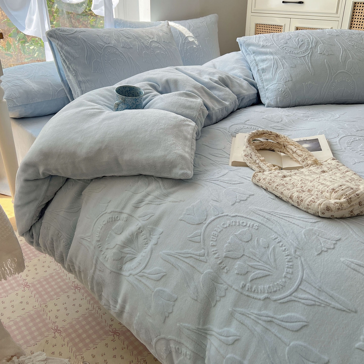 91家纺网 家纺一手货源 找家纺 六巷胡同 2025新款INS博主风郁金香立体A类全消光雕花牛奶绒四件套 郁金香蜜语-蓝