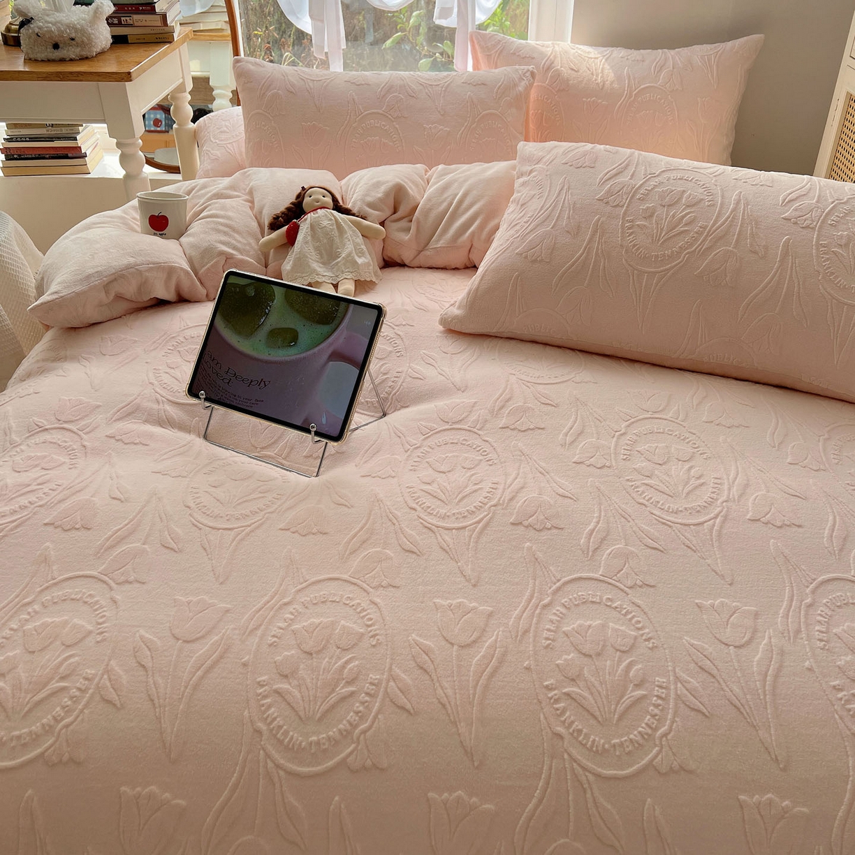 91家纺网 家纺一手货源 找家纺 六巷胡同 2025新款INS博主风郁金香立体A类全消光雕花牛奶绒四件套 郁金香蜜语-粉