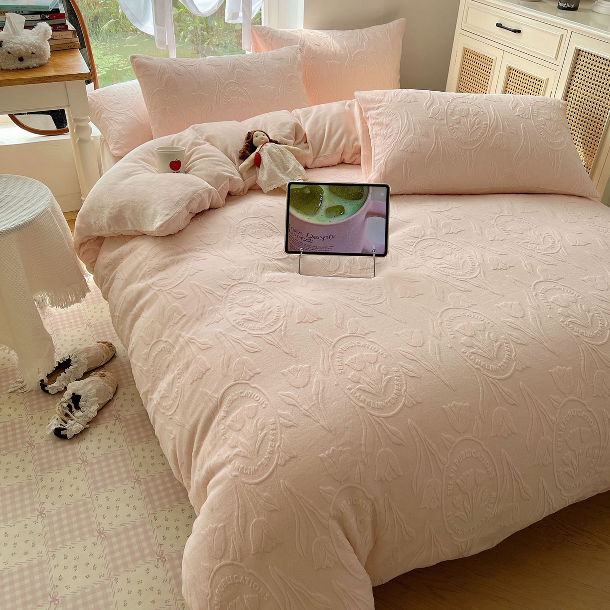 91家纺网 家纺一手货源 找家纺 六巷胡同 2025新款INS博主风郁金香立体A类全消光雕花牛奶绒四件套 郁金香蜜语-粉