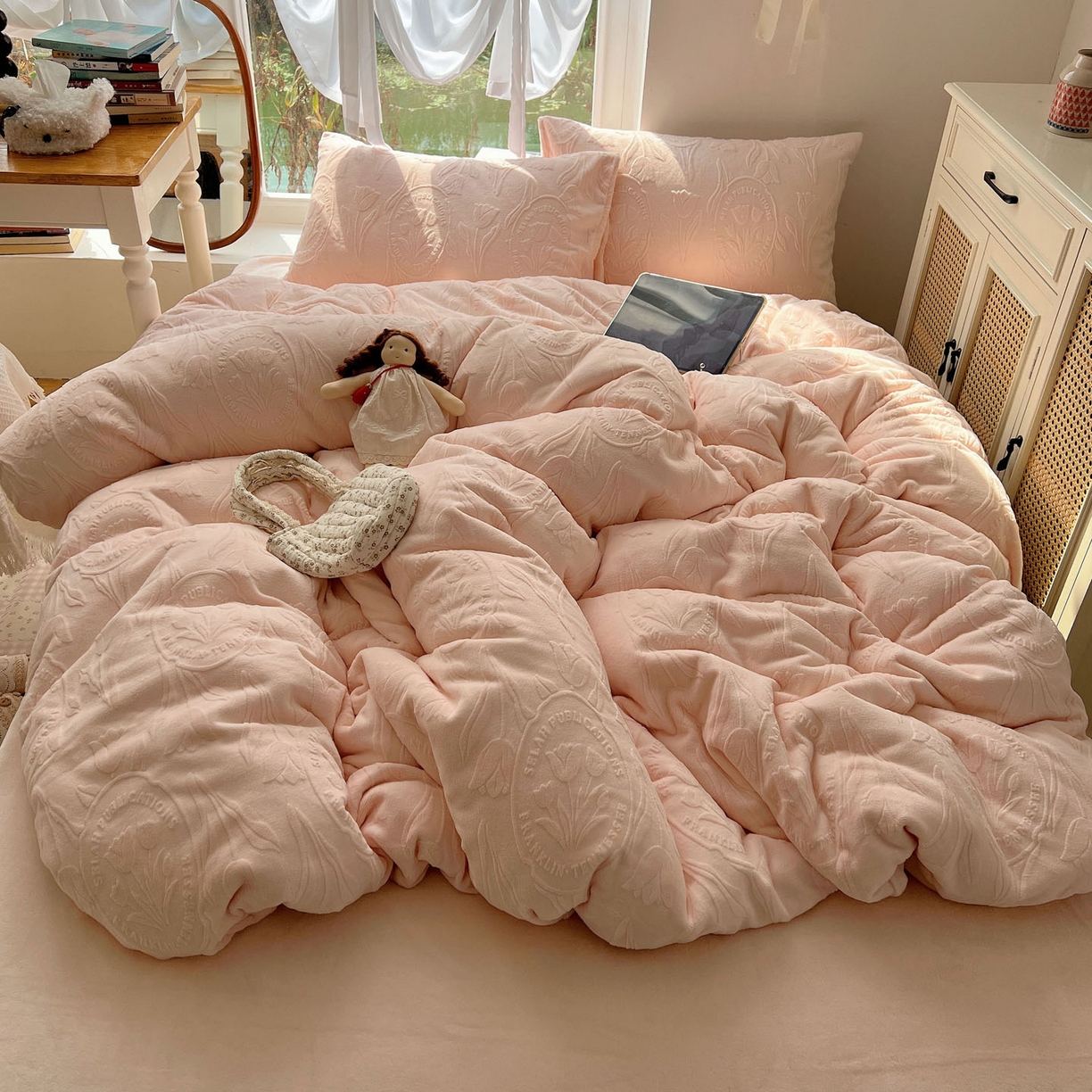 91家纺网 家纺一手货源 找家纺 六巷胡同 2025新款INS博主风郁金香立体A类全消光雕花牛奶绒四件套 郁金香蜜语-粉